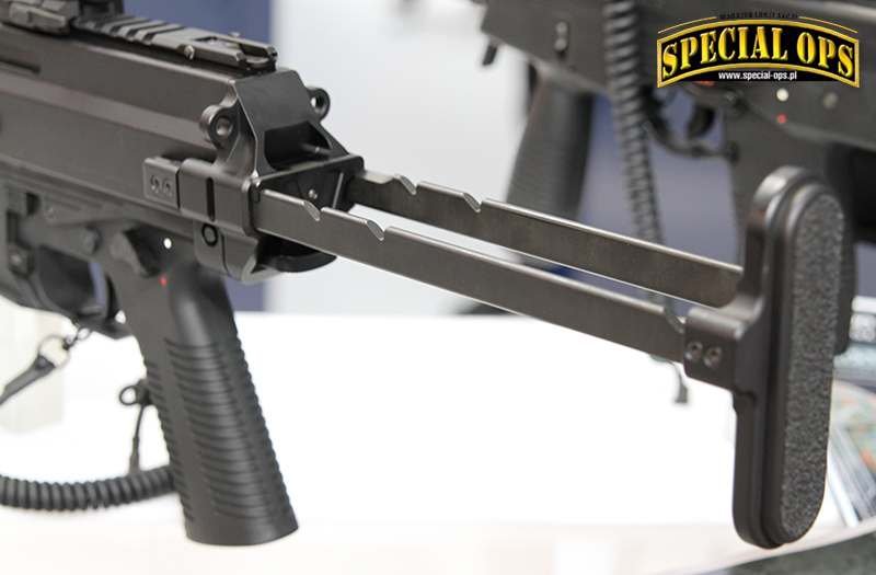 Udana rodzina policyjnej broni marki B&T przyciągała uwagę propozycjami odmiennych modułów kolb,
zwłaszcza nową wysuwaną do APC9 na luźne podobieństwo do tych z HK MP5, z dwoma położeniami pośrednimi.
