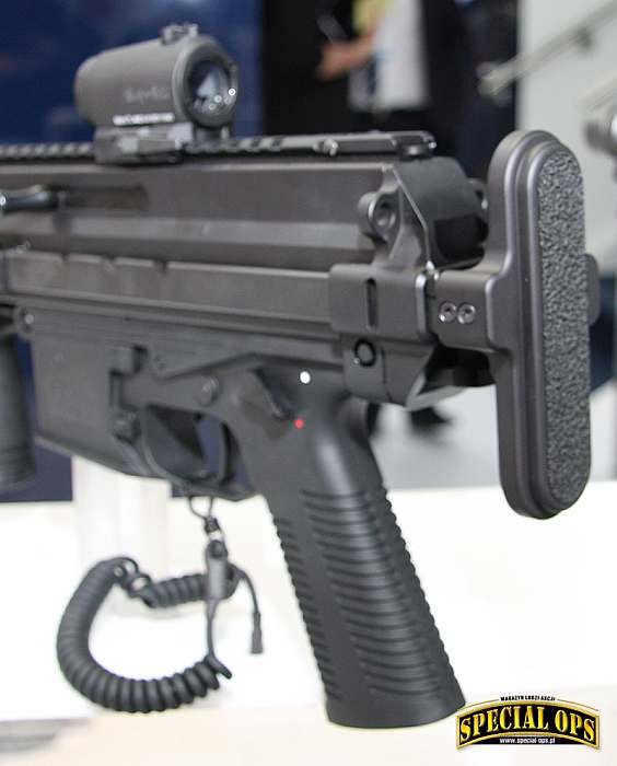 Udana rodzina policyjnej broni marki B&T przyciągała uwagę propozycjami odmiennych modułów kolb,
zwłaszcza nową wysuwaną do APC9 na luźne podobieństwo do tych z HK MP5, z dwoma położeniami pośrednimi.