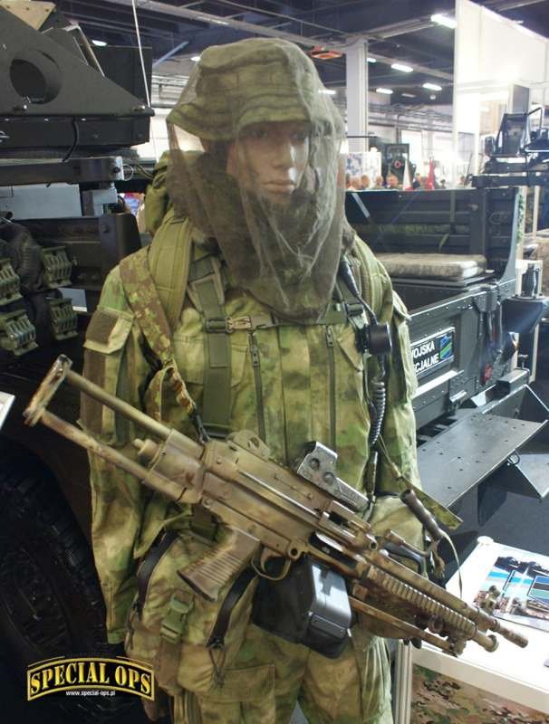 Mundur Combat firmy Currahee w kamuflażu A-TACS FG (Foliage Green) i z rkbkm FN Minimi 5,56 TR