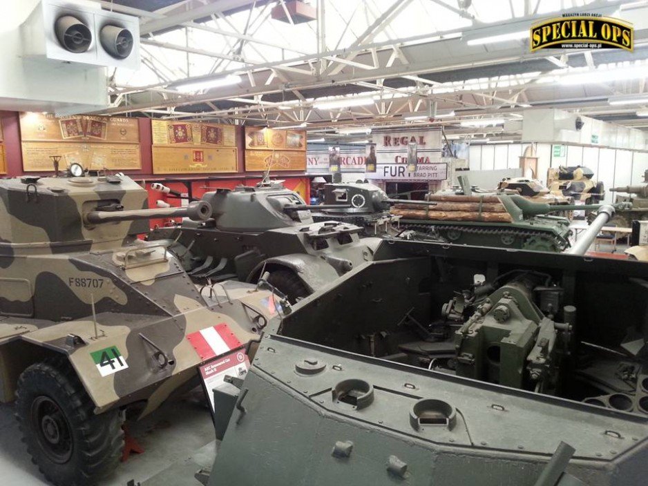 Sala ekspozycyjna - w tle wejście do części poswięconej filmowi "Furia" - Muzeum Czołgów (The Tank Museum) w Bovington w Dorset.