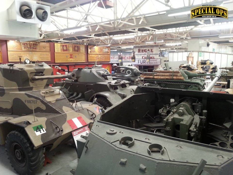 Sala ekspozycyjna - w tle wejście do części poswięconej filmowi "Furia" - Muzeum Czołgów (The Tank Museum) w Bovington w Dorset.