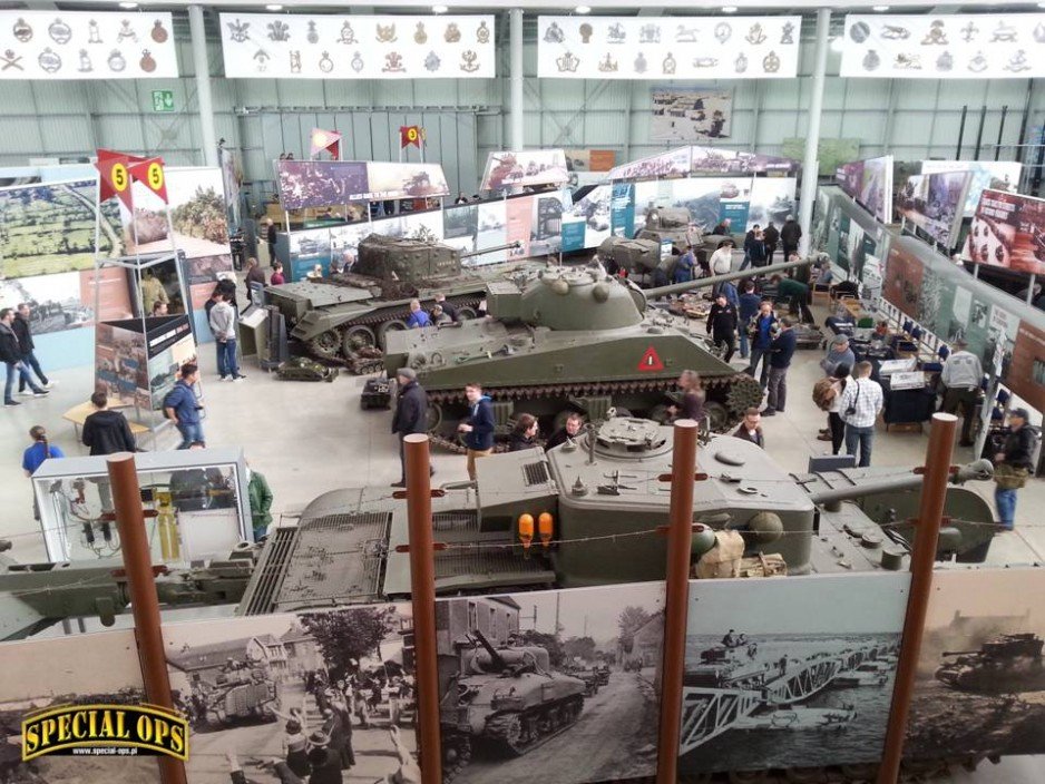 Fragment Woodward Exhibition Hall - część "Inwazja i wyzwolenie" - Muzeum Czołgów (The Tank Museum) w Bovington w Dorset.