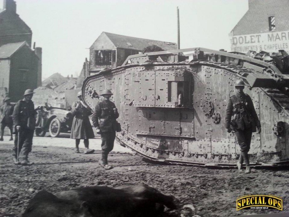 Archiwalne zdjęcia w holu Muzeum Czołgów (The Tank Museum) w Bovington w Dorset.