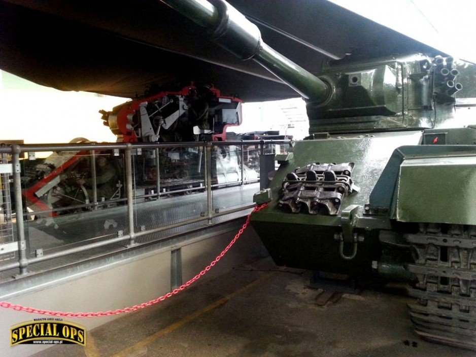 Przekrój przez Centuriona w "Fabryce" w Muzeum Czołgów (The Tank Museum) w Bovington w Dorset.