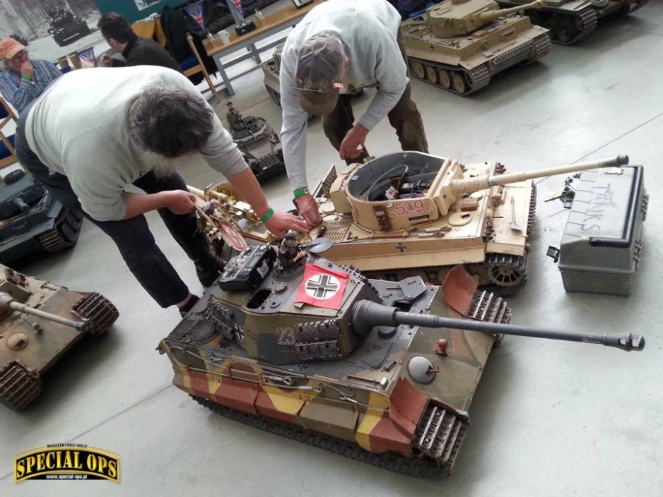 Ekspozycja modeli pojazdów pancernych, w dużej części ruchomych i zdalnie sterowanych podczas "Tiger Day 2016" w Muzeum Czołgów (The Tank Museum) w Bovington w Dorset.