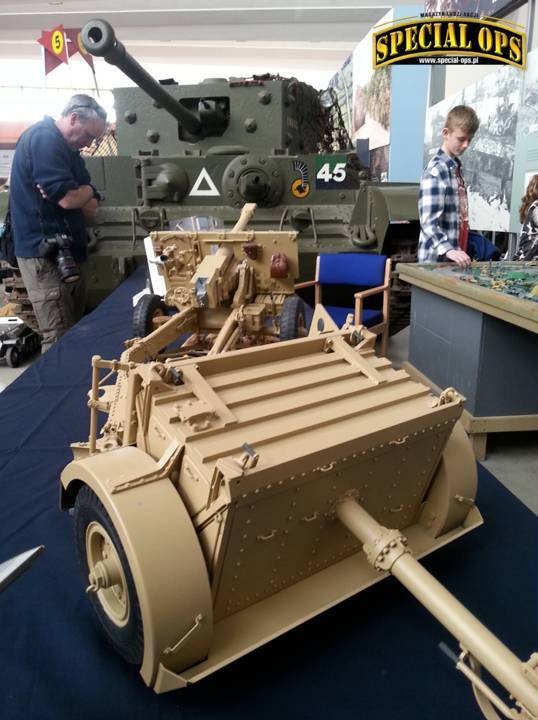 Ekspozycja modeli pojazdów pancernych, w dużej części ruchomych i zdalnie sterowanych podczas "Tiger Day 2016" w Muzeum Czołgów (The Tank Museum) w Bovington w Dorset. W tle Cromwell z 1. Dywizji Pancernej gen. Maczka.