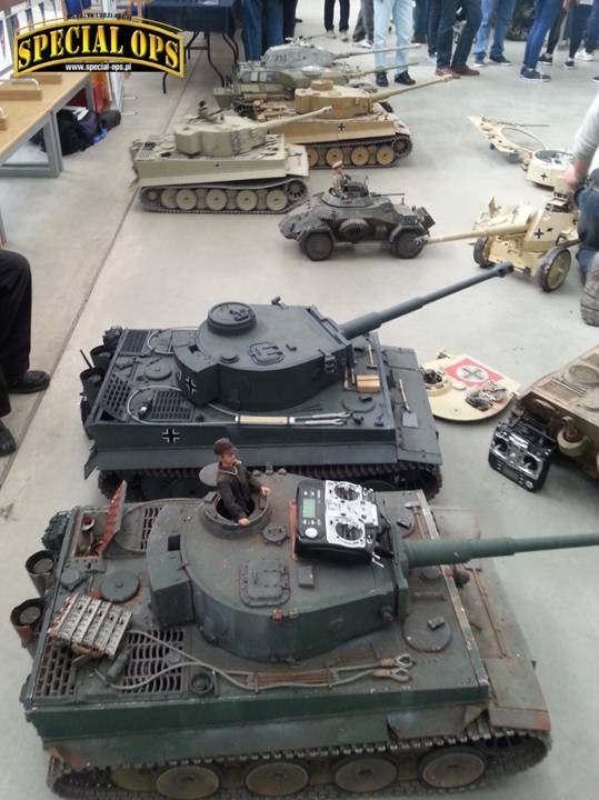 Ekspozycja modeli pojazdów pancernych, w dużej części ruchomych i zdalnie sterowanych podczas "Tiger Day 2016" w Muzeum Czołgów (The Tank Museum) w Bovington w Dorset.