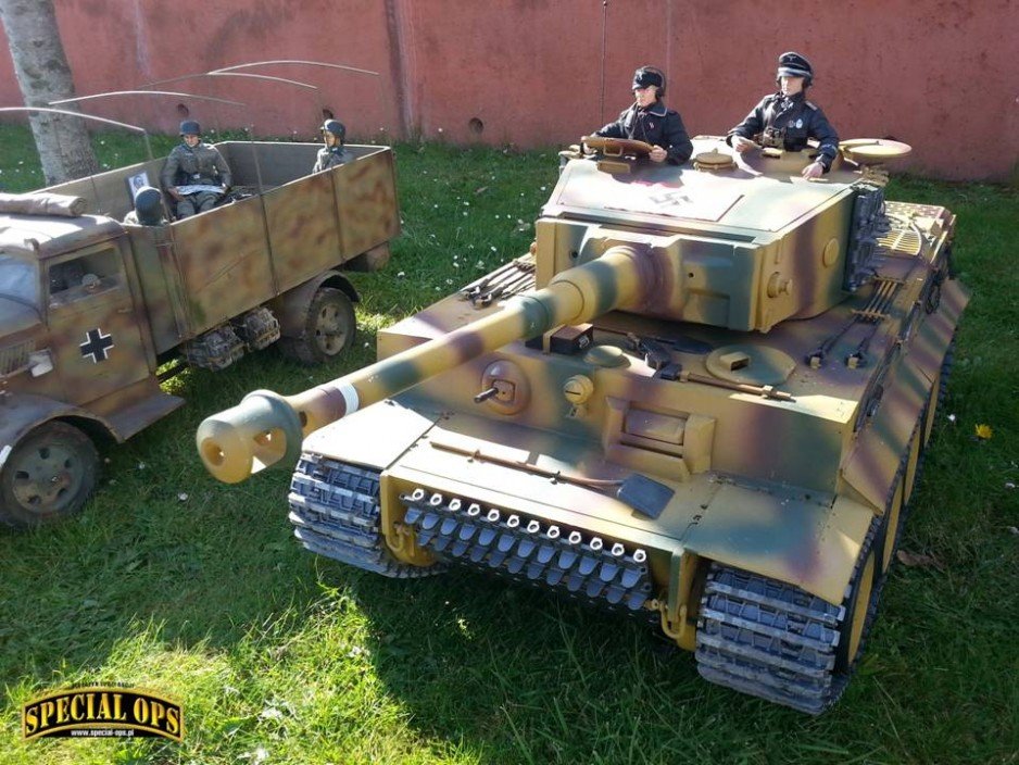 Ekspozycja modeli pojazdów pancernych, w dużej części ruchomych i zdalnie sterowanych podczas "Tiger Day 2016" w Muzeum Czołgów (The Tank Museum) w Bovington w Dorset.