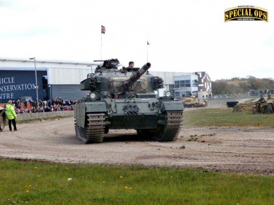 Centurion (A41) podczas pokazu poprzedzającego wyjazd Tygrysa - "Tiger Day 2016" w Muzeum Czołgów (The Tank Museum) w Bovington w Dorset. Z prawej strony Sd.Kfz.2 Kettenrad.