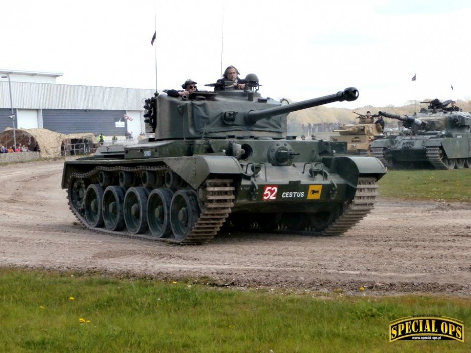 Comet (A34) Cruiser podczas pokazu poprzedzającego wyjazd Tygrysa - "Tiger Day 2016" w Muzeum Czołgów (The Tank Museum) w Bovington w Dorset. W tle Panzer III i Centurion.