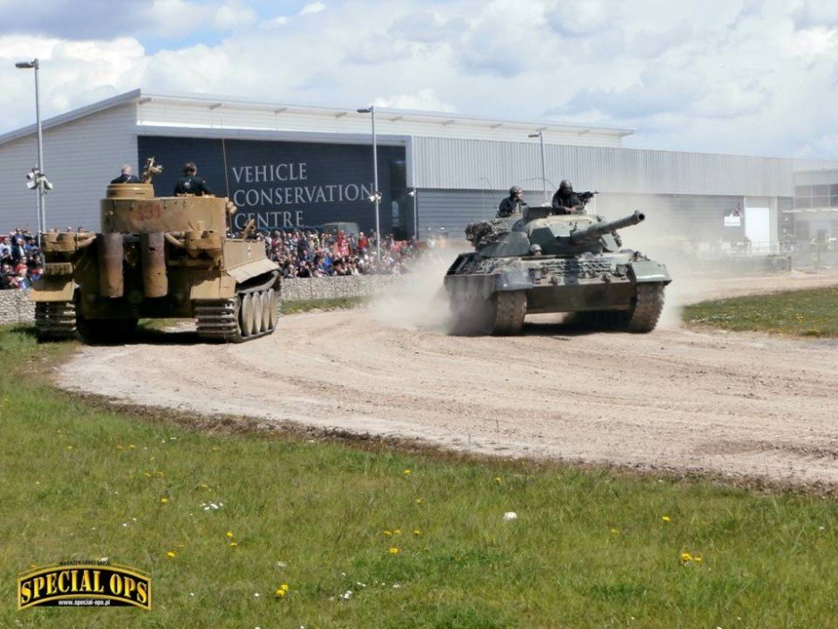 Panzerkampfwagen VI Ausf E Tiger I (SdKfz 181) i Leopard 1 podczas "Tiger Day 2016" w Muzeum Czołgów (The Tank Museum) w Bovington w Dorset.