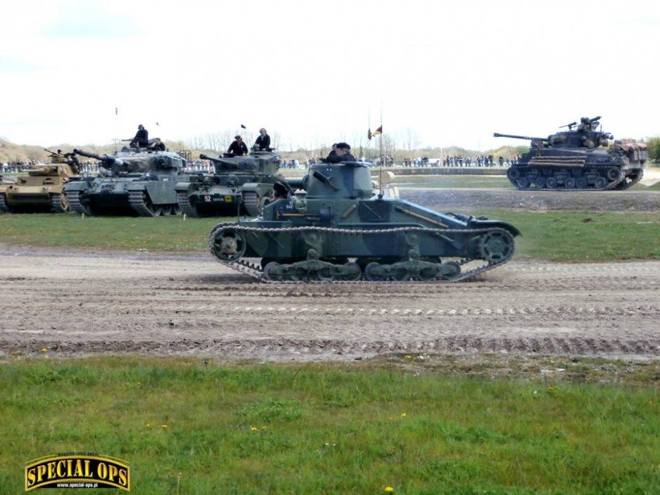 Matilda Mk I podczas pokazu poprzedzającego wyjazd Tygrysa - "Tiger Day 2016" w Muzeum Czołgów (The Tank Museum) w Bovington w Dorset. W tle Panzer III, Centurion, Comet i Sherman z "Furii".