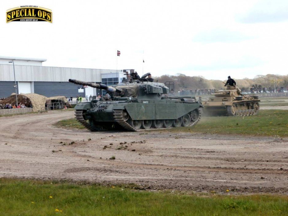 Centurion podczas pokazu poprzedzającego wyjazd Tygrysa - "Tiger Day 2016" w Muzeum Czołgów (The Tank Museum) w Bovington w Dorset. W tle - Panzer III.