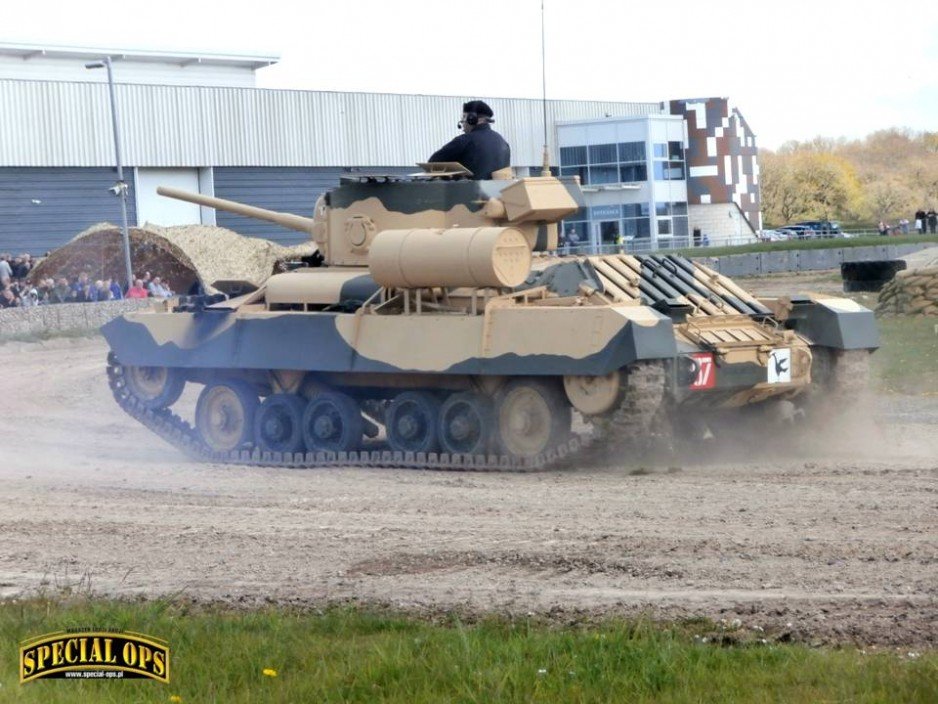Valentine Mk IX podczas pokazu poprzedzającego wyjazd Tygrysa - "Tiger Day 2016" w Muzeum Czołgów (The Tank Museum) w Bovington w Dorset.