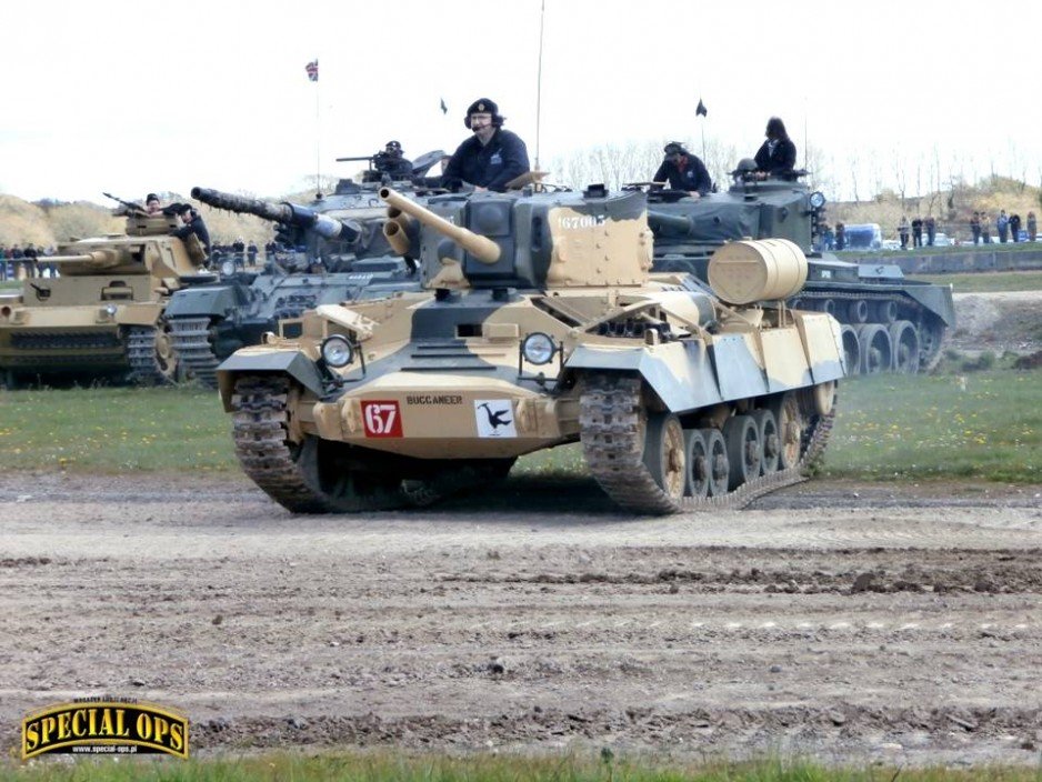 Valentine Mk IX podczas pokazu poprzedzającego wyjazd Tygrysa - "Tiger Day 2016" w Muzeum Czołgów (The Tank Museum) w Bovington w Dorset. W tle Panzer III, Centurion i Comet.