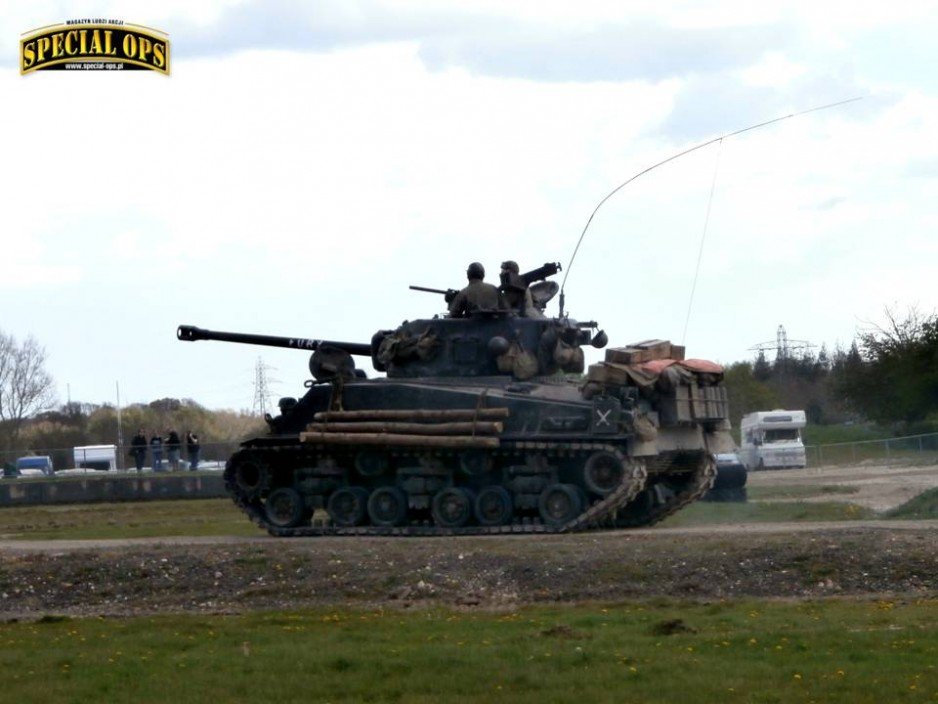 Filmowa "Furia", czyli Sherman M4A3E8 "Easy Eight" podczas pokazu poprzedzającego wyjazd Tygrysa - "Tiger Day 2016" w Muzeum Czołgów (The Tank Museum) w Bovington w Dorset.