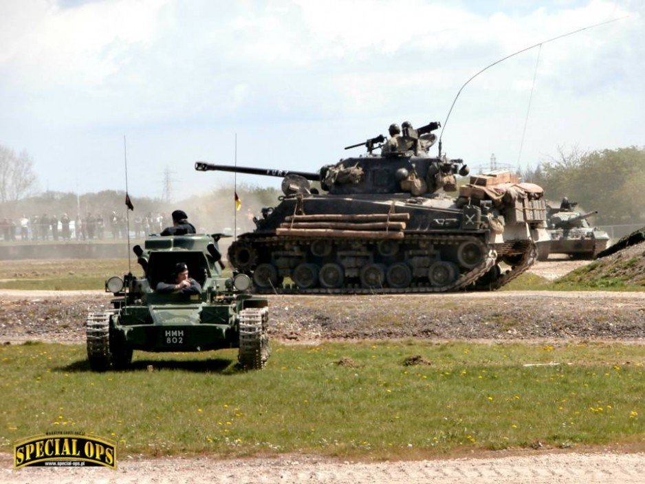 Matilda Mk I i filmowa "Furia", czyli Sherman M4A3E8 "Easy Eight" podczas pokazu poprzedzającego wyjazd Tygrysa - "Tiger Day 2016" w Muzeum Czołgów (The Tank Museum) w Bovington w Dorset.