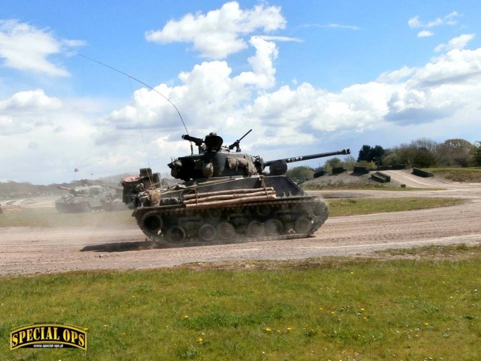 Filmowa "Furia", czyli Sherman M4A3E8 "Easy Eight" podczas pokazu poprzedzającego wyjazd Tygrysa - "Tiger Day 2016" w Muzeum Czołgów (The Tank Museum) w Bovington w Dorset.