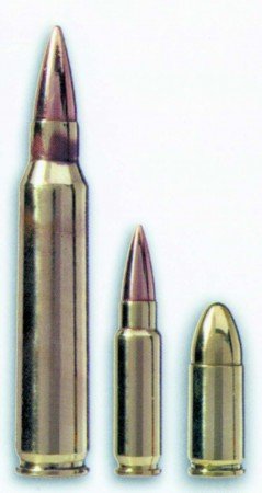 Porównanie wielkości nabojów, od lewej: nabój pośredni 5,56×45 mm NATO, 5,7×28 mm firmy FNH i pistoletowy 9×19 mm Parabellum.