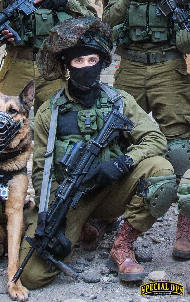 Negev Commando z wczesnym typem kolby kilkupozycyjnej i celownikiem Me prolight MOR w rękach komandosa z Brygady Oz IDF.
