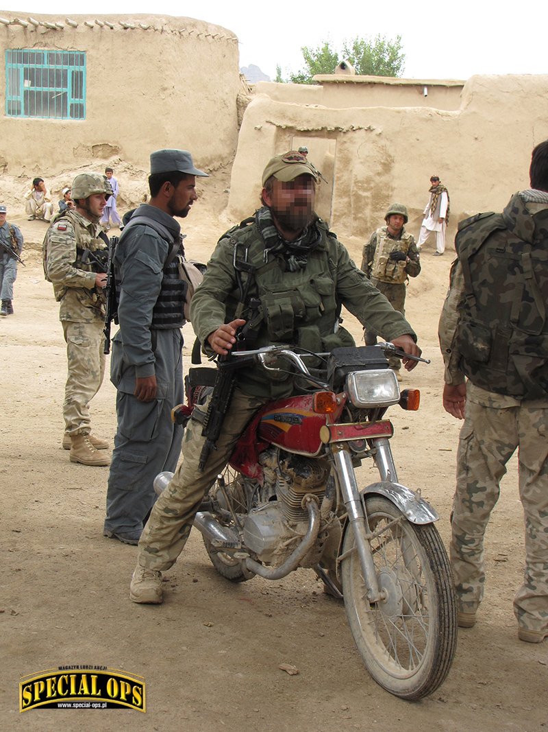 Kafir na motocyklu porzuconym przez talibów. U boku 5,56 mm Subkarabinek Automatyczny wz. 96 MiniBeryl. Zdjęcie: Kafir, DVIDS INDUSTRIES