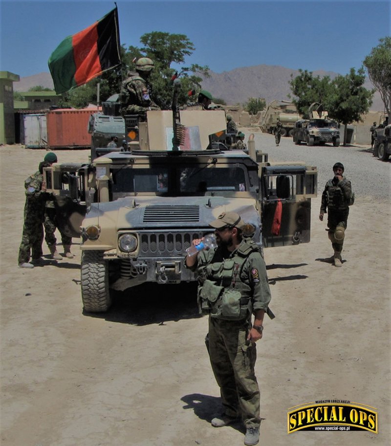 Kafir podczas ostatnich chwil przed operacją pk. „Khanjar” w dystrykcie Moqur na początku lipca 2010 r., w tle HMMWV Kandaku armii afgańskie. Zdjęcie: Kafir, DVIDS INDUSTRIES