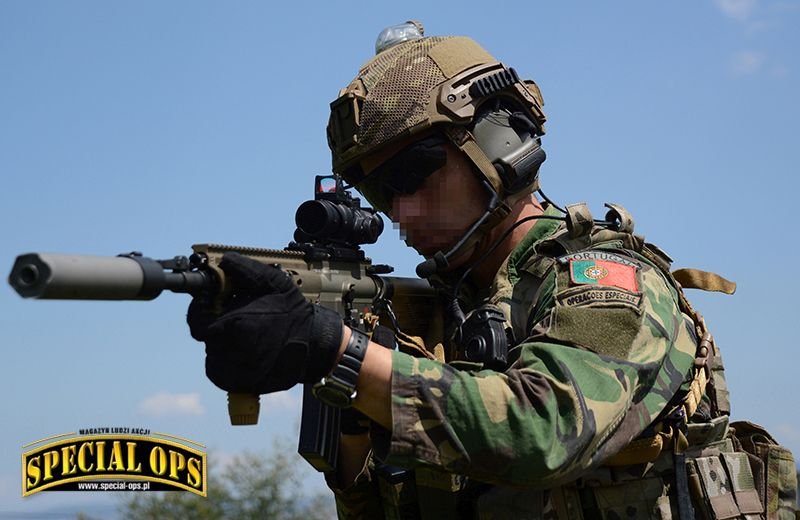 Operator FOE w hełmie Team Wendy EXFIL Ballistic, uzbrojony w 5,56 mm kbk HK416A5 z celownikiem optycznym Trijicon ACOG 4 x 32 plus miniaturowym
kolimatorem 3.25 MOA RMR Type 2 LED oraz tłumikiem BT Rotex V; zdjęcie: Miguel da Silva Machado