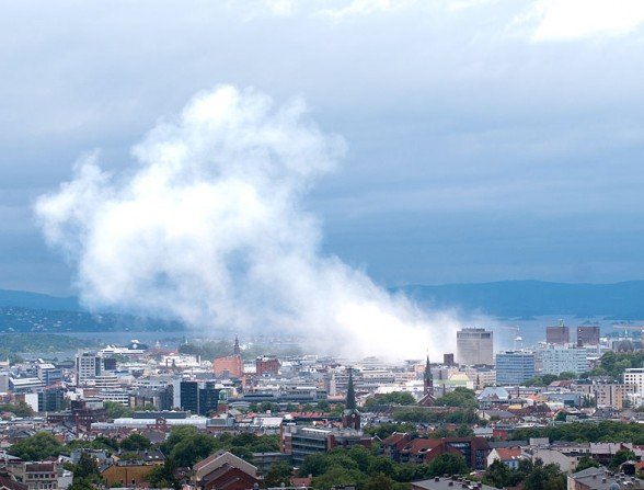 Dym nad Oslo po zamachu 22 lipca 2011