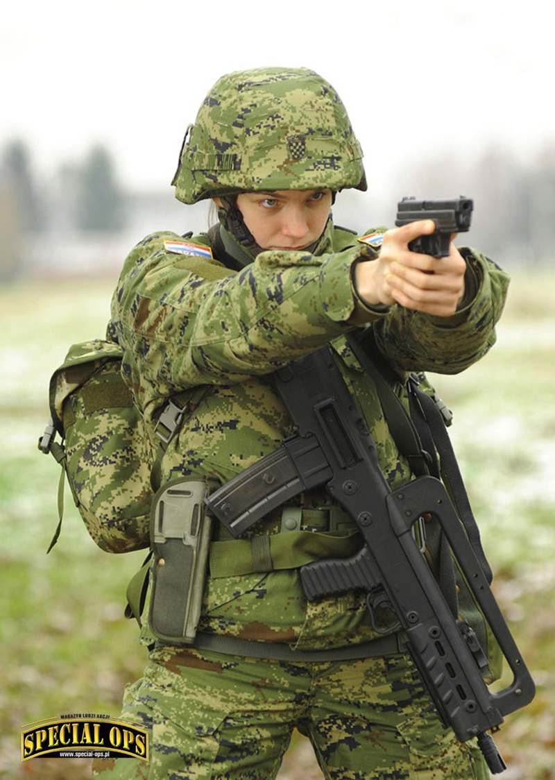 Żołnierz armii chorwackiej z pistoletem HS 9 i pochodzący z tej samej wytwórni 5,56 mm kbk VHS.