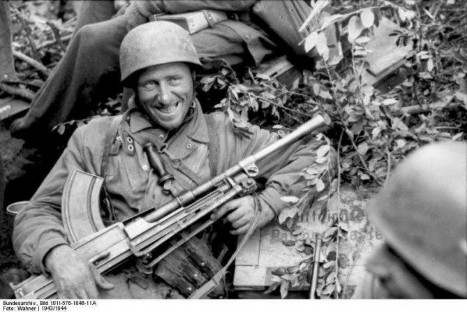 Niemiecki spadochroniarz ze zdobycznym Brenem Fot. http://commons.wikimedia.org/wiki/File:Bundesarchiv_Bild_101I-576-1846-11A,_Italien,_Fallschirmj%C3%A4ger_mit_Bren-MG_in_Ruhestellung.jpg&nbsp;