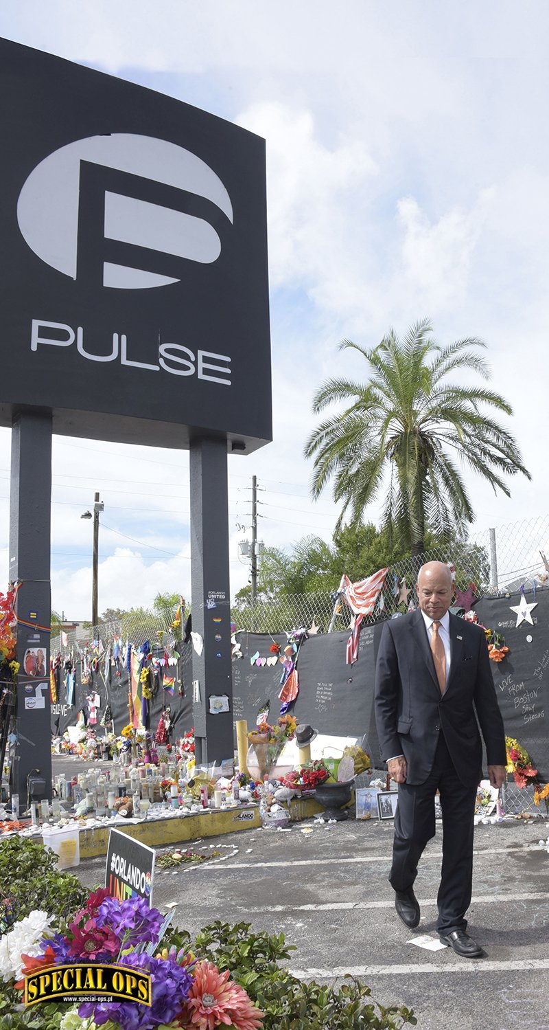 Na zdjęciu ulica przy klubie Puls z kwiatami
składanymi przez mieszkańców Orlando po zamachu
 do którego doszło 12 czerwca 2016 roku. Według wstępnych informacji zginęło w niej 50 osób, a 53 osoby zostały ranne. Zdjęcie: DVIDS/Master Sgt. Mark C. Olsen.