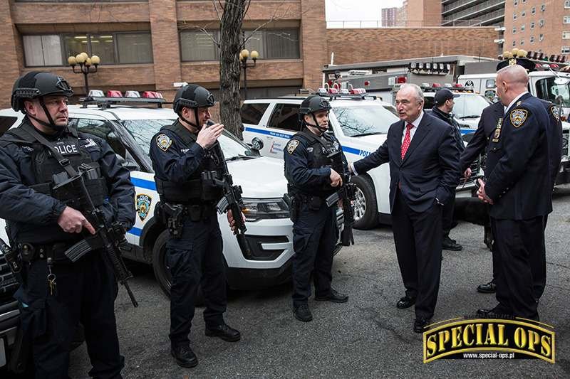 Szef NYPD (2014-09.2016) Commissioner William Bratton podczas spotkania z członkami patroli antyterrorystycznych CTB w lutym 2016 r.