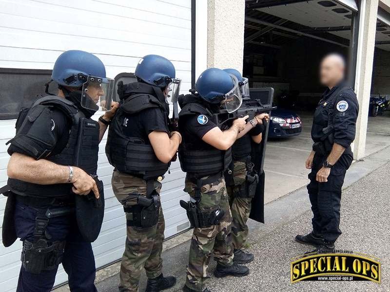 Szkoleniem taktycznym lokalnych plutonów PSIG-Sabre, o charakterze pododdziałów „pierwszej interwencji”, zajęli się instruktorzy z centralnej jednostki kontrterrorystycznej francuskiej Żandarmerii Narodowej GIGN.
