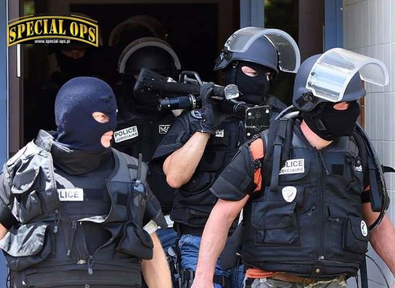 „Pierwsze interwencje” poziomu pośredniego oraz wspieranie specjalistycznych powierzono także Brygadom Śledczo-Interwencyjnym BRI (Brigades de recherche et d’intervention) Police Judicaire.