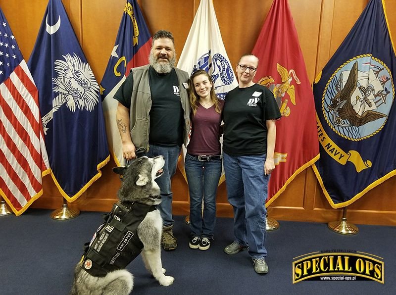 Joaquin Juatai z psem asystującym Skeeterem oraz dziewczyną, Stephene Sartin, podczas ceremonii zaprzysiężenia nowego rekruta armii amerykańskiej w Military Entrant’s Processing Station w Maju 2018.