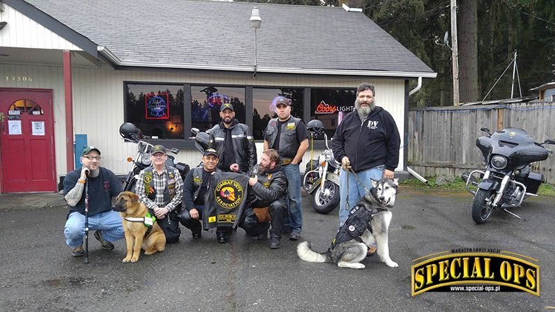 Joaquin Juatai i jego pies asystujący Skeeter (po prawej) wraz z członkami Combat Veterans Motorcycle Association oraz Michael Novak wraz z psem asystującym o imieniu Dekker (po lewej) podczas zbiórki charytatywnej w Tacoma, Washington w 2016 roku.