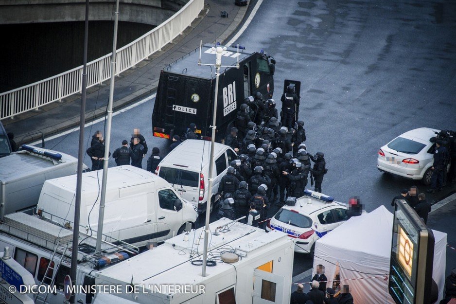 Główne siły RAID ruszają z ronda Porte de Vincennes za samochodem opancerzonym BRI - na przodzie niewykorzystana w czasie szturmu ciężka osłona balistyczna firmy TenCate z dwóch tarcz na systemie jezdnym. Za samochodem snajperzy z 7,62-mm kb HK417.