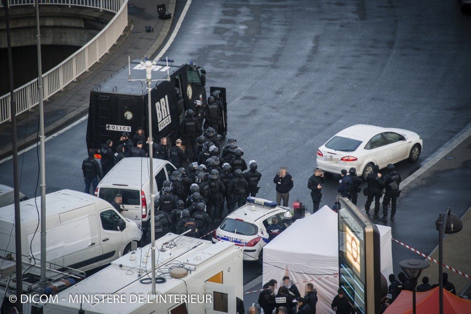 Główne siły RAID ruszają z ronda Porte de Vincennes za samochodem opancerzonym BRI - na przodzie niewykorzystana w czasie szturmu ciężka osłona balistyczna firmy TenCate z dwóch tarcz na systemie jezdnym