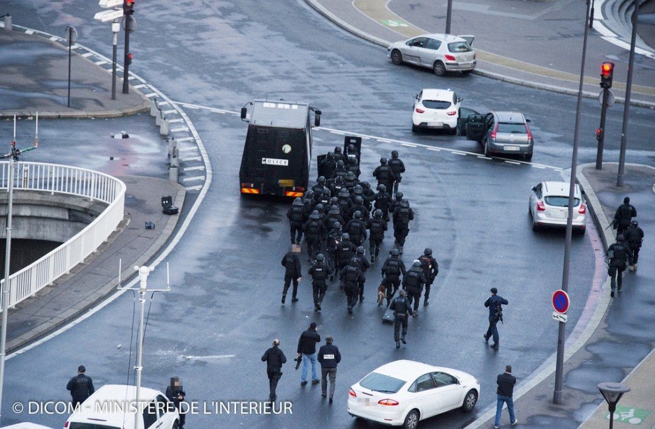 Główne siły RAID ruszają z ronda Porte de Vincennes za samochodem opancerzonym BRI - na przodzie niewykorzystana w czasie szturmu ciężka osłona balistyczna firmy TenCate z dwóch tarcz na systemie jezdnym