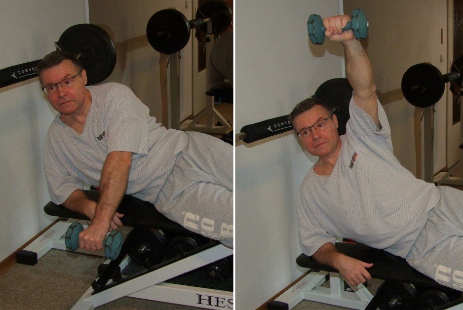 Fot. 1. Unoszenie ramienia leżąc na boku na poziomej ławce – nietypowe ćwiczenie aktywizujące akton boczny oraz akton tylny mięśnia naramiennego.