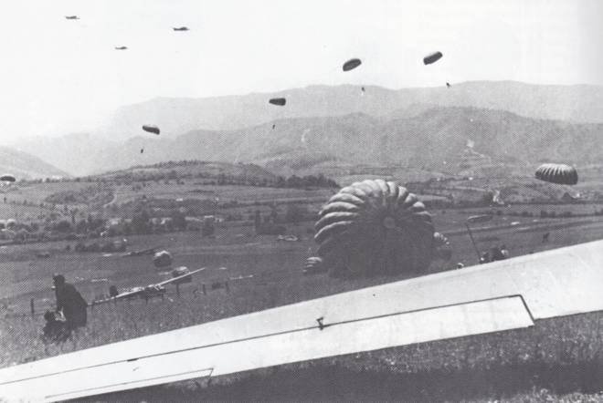 Lądowanie II rzutu spadochroniarzy pod Drvarem &ndash; 318 SS-man&oacute;w dowodzonych przez SS-Hstuf Josefa Obermeiera. Fot. http://www.balkanhistory.com/