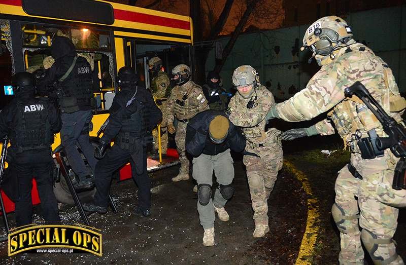 W dniach 26-28 stycznia 2016 r. operatorzy Oddziału Specjalnego Żandarmerii Wojskowej w Warszawie wraz z przedstawicielami innych służb doskonalili umiejętności niezbędne do efektywnego przeciwdziałania aktom terroryzmu. Do udziału w zajęciach zaproszono.