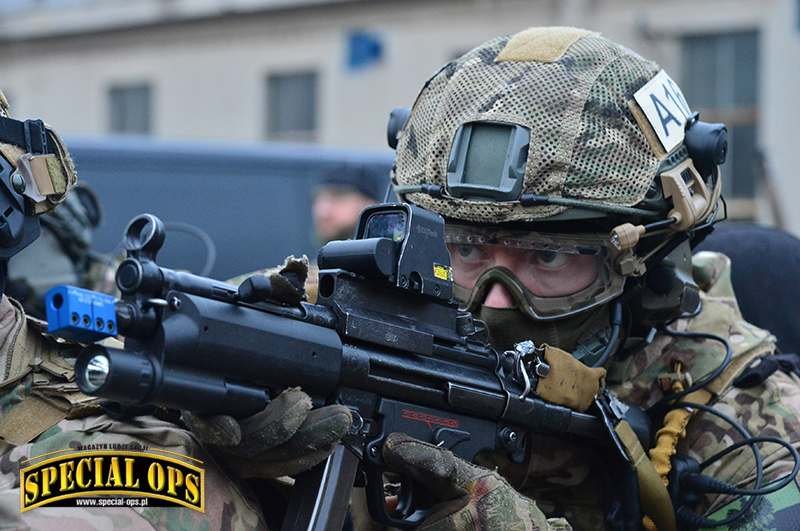 W dniach 26-28 stycznia 2016 r. operatorzy Oddziału Specjalnego Żandarmerii Wojskowej w Warszawie wraz z przedstawicielami innych służb doskonalili umiejętności niezbędne do efektywnego przeciwdziałania aktom terroryzmu. Do udziału w zajęciach zaproszono.