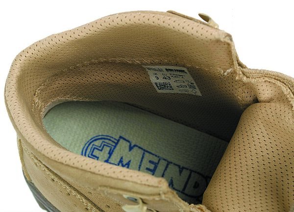 Wnętrze buta wyłożone jest materiałem ClimaDry, z anatomicznie ukształtowaną wkładką antybakteryjną Air Active Drysole.