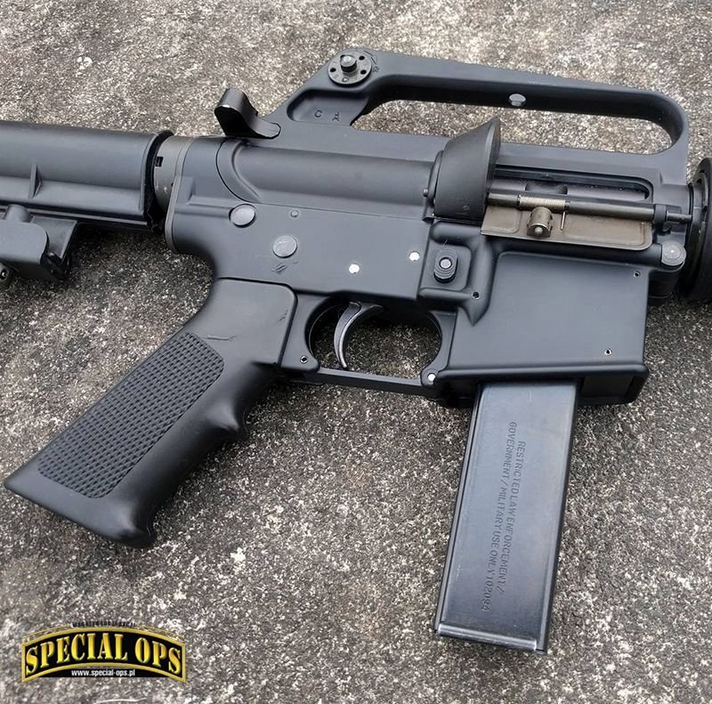 Współczesny 9 mm Colt R0991; widoczne zbliżenie na komorę zamkową z charakterystycznym „deflektorem” Colta za oknem wyrzutowym; fot: US DoD, US Army, CID PAO/DVIDS, Angstadt Arms, Bushmaster Firearms, BT AG, Colt LLC, CMMG, CZ-USA, Beretta USA, Heckler &.