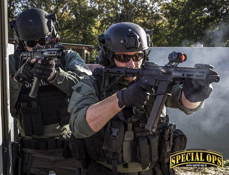 Angstadt Arms UDP-9 SBR w rękach operatorów SWAT; fot: US DoD, US Army, CID PAO/DVIDS, Angstadt Arms, Bushmaster Firearms, BT AG, Colt LLC, CMMG, CZ-USA, Beretta USA, Heckler & Koch GmbH, SIG SAUER, Inc.