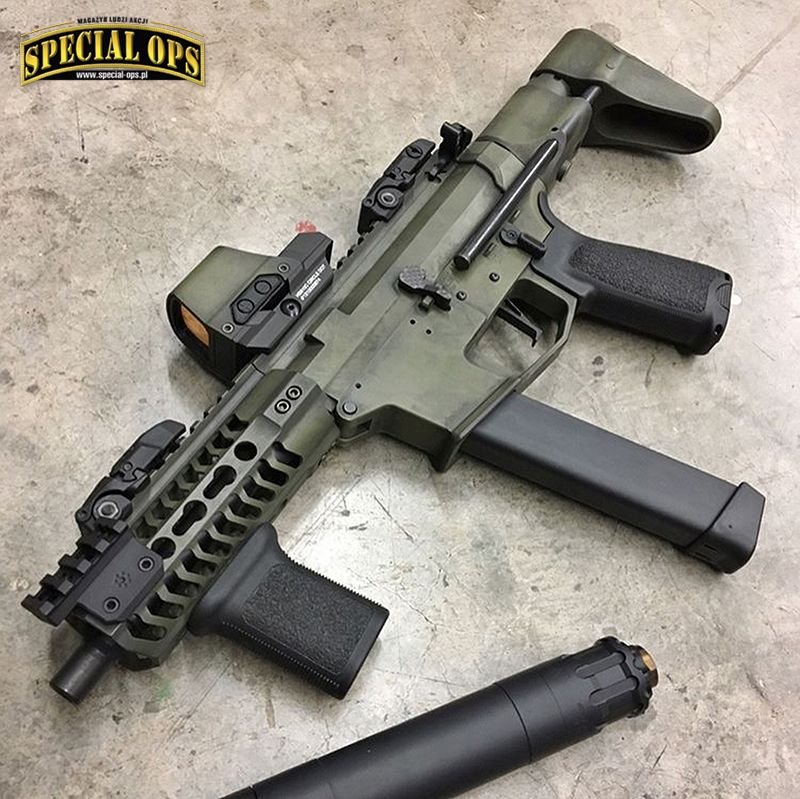 Angstadt Arms UDP-9 PDW z kolbą teleskopową MVB 9 MM ARC Stock z dodatkowym chwytem przednim pod łożem Odin Works Keymod i celownikiem kolimatorowym Holosun HE510C-GR Elite; fot: US DoD, US Army, CID PAO/DVIDS, Angstadt Arms, Bushmaster Firearms, BT AG, .