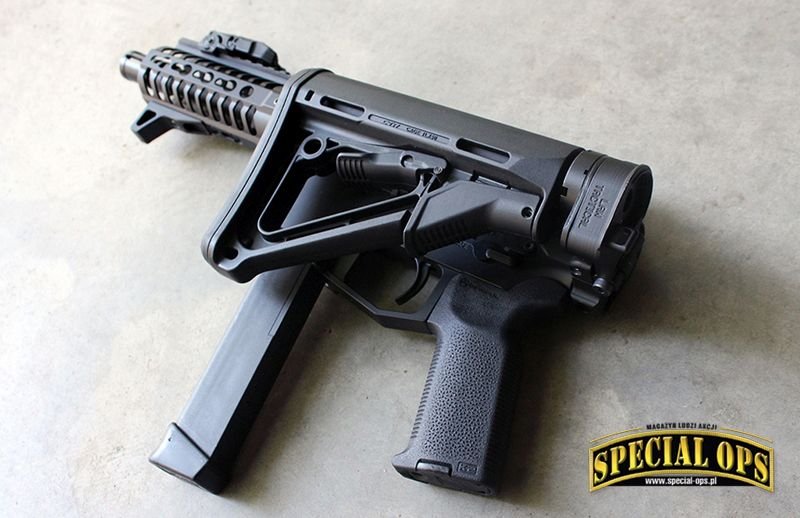 UDP-9 z kolbą Magpul CTR złożoną za pośrednictwem adaptera LAW Tactical; fot: US DoD, US Army, CID PAO/DVIDS, Angstadt Arms, Bushmaster Firearms, BT AG, Colt LLC, CMMG, CZ-USA, Beretta USA, Heckler & Koch GmbH, SIG SAUER, Inc.