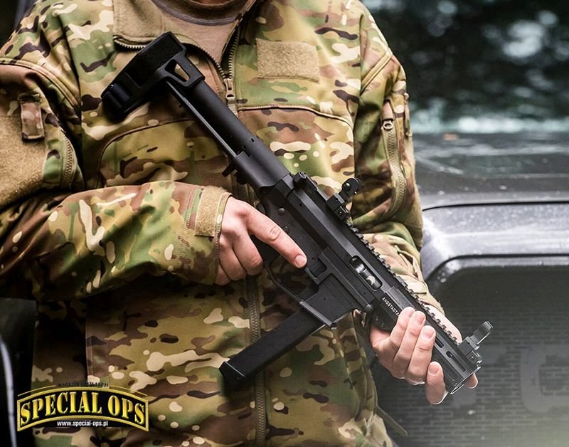 UDP-9 PDW z kolbą teleskopową to bardzo kompaktowa broń, spełniająca wymogi SCW; fot: US DoD, US Army, CID PAO/DVIDS, Angstadt Arms, Bushmaster Firearms, BT AG, Colt LLC, CMMG, CZ-USA, Beretta USA, Heckler & Koch GmbH, SIG SAUER, Inc.