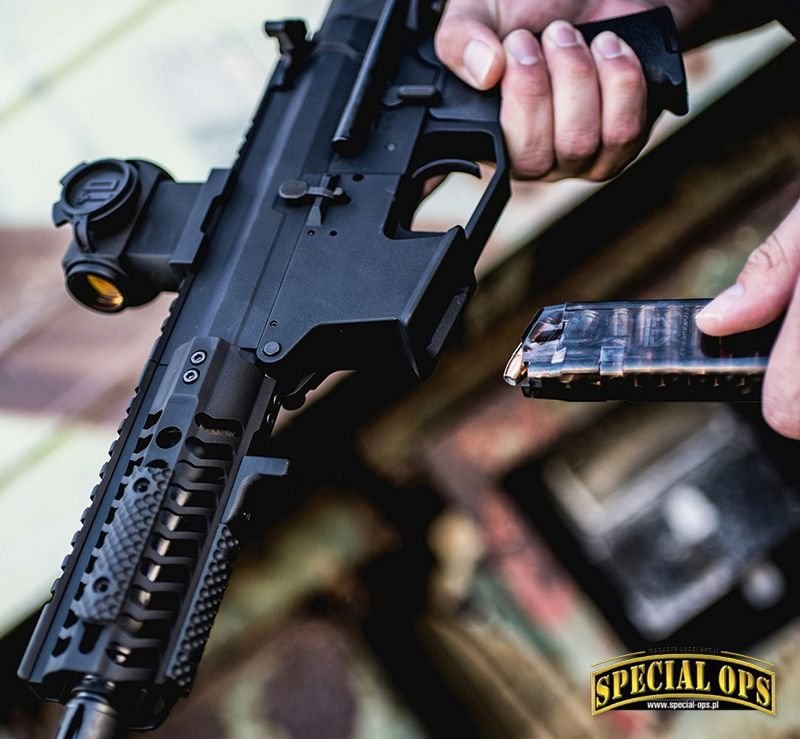 Dla użytkowników pistoletów Glock wymienność magazynków między ich bronią krótką a głównym uzbrojeniem w postaci np. UDP-9 to istotny atut taktyczny i logistyczny; fot: US DoD, US Army, CID PAO/DVIDS, Angstadt Arms, Bushmaster Firearms, BT AG, Colt LLC, .
